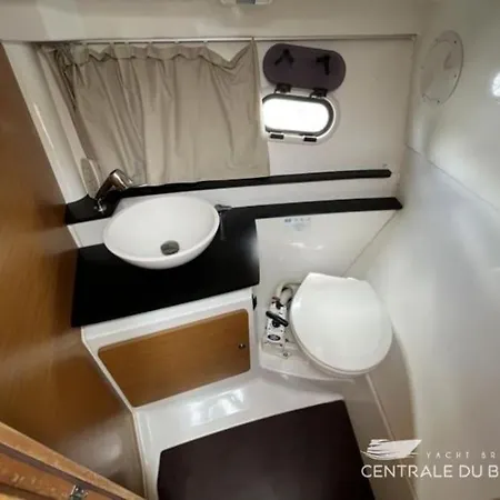 Nuit Sur Un Bateau A Giens Botel